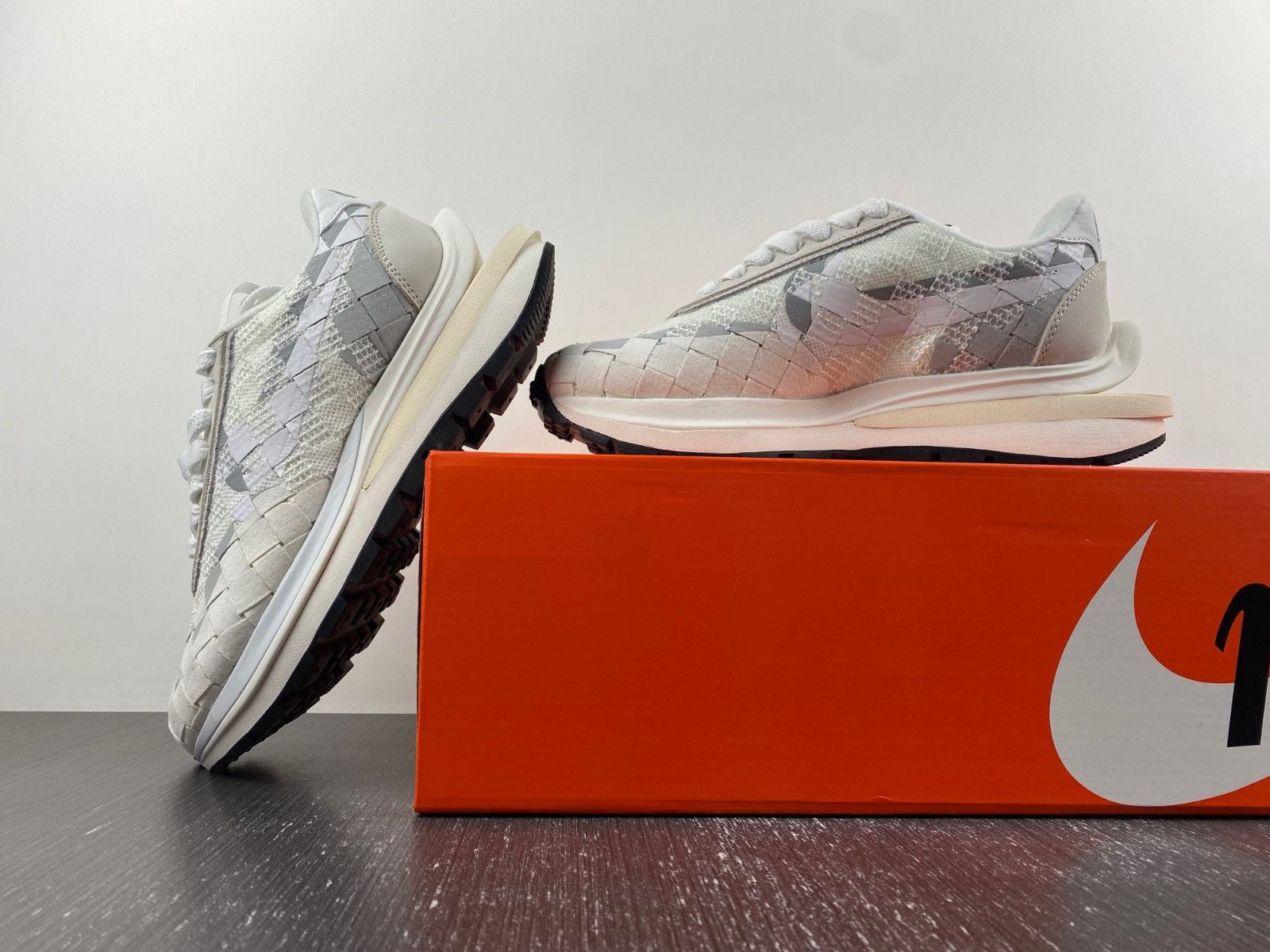 sacai x Nike LDVaporwaffle Mix Low White DR5209-100