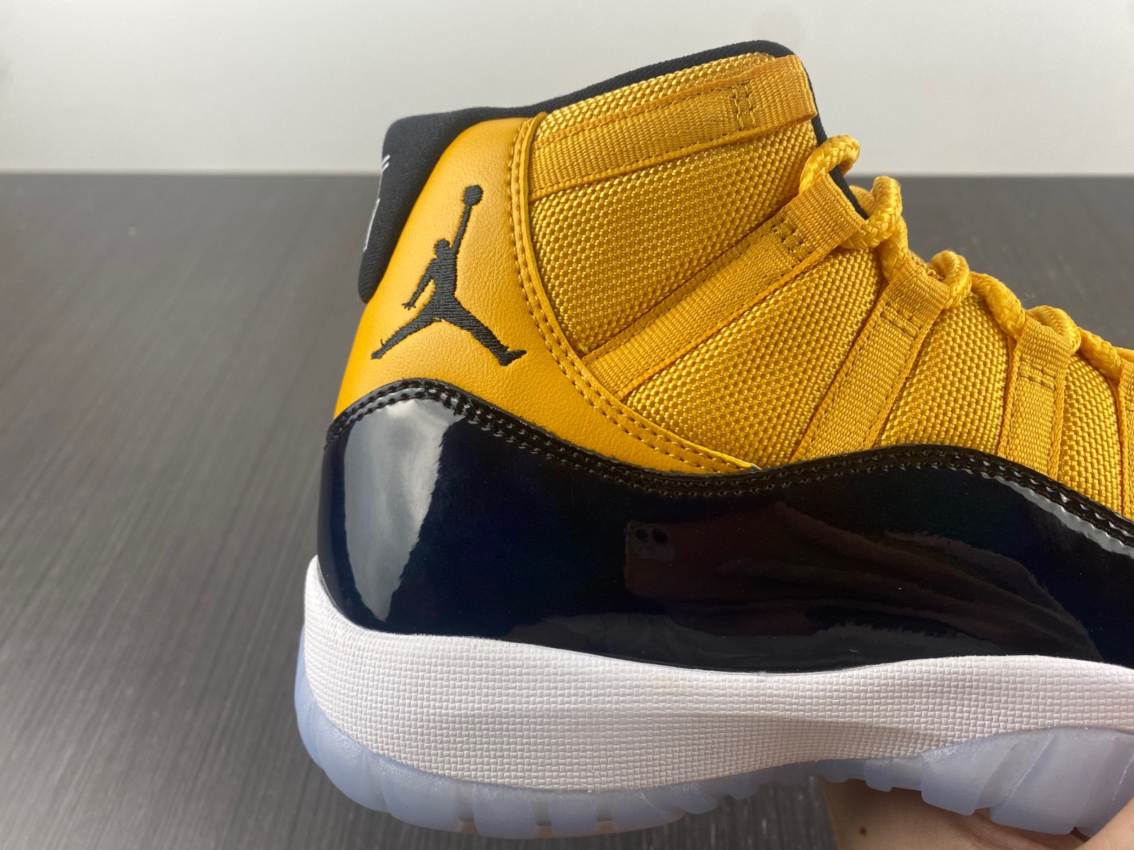 AIR JORDAN 11 RETRO
