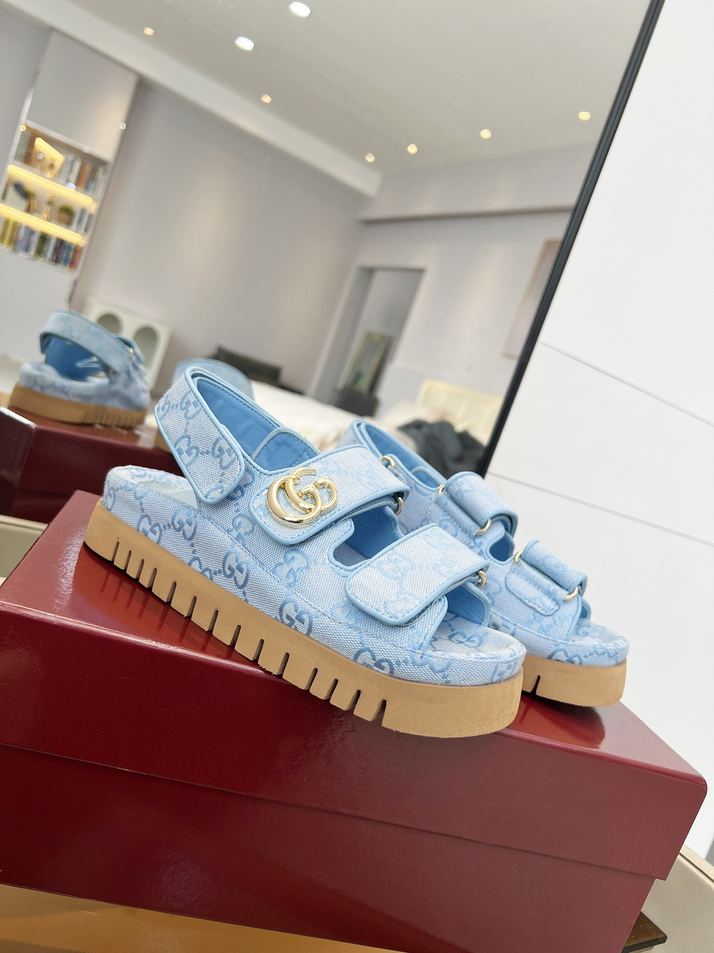G*u*i sandals