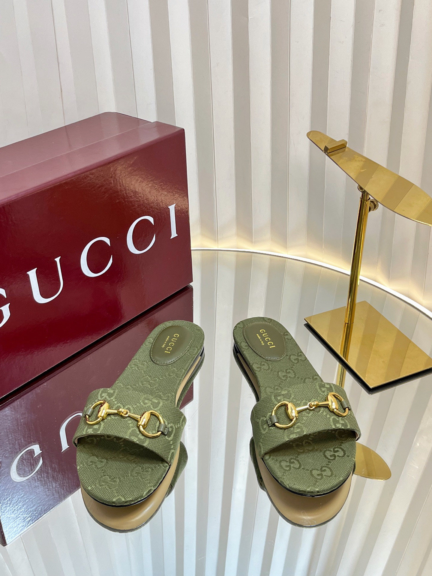 G*u*i sandals