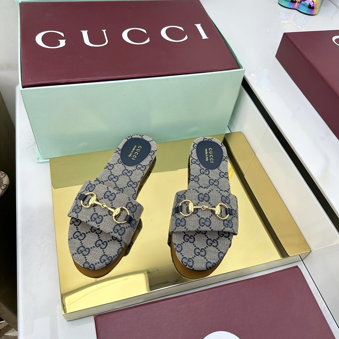 G*u*i sandals