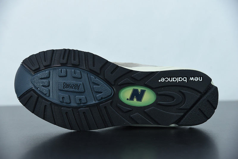 NEW BALANCE M990VS2