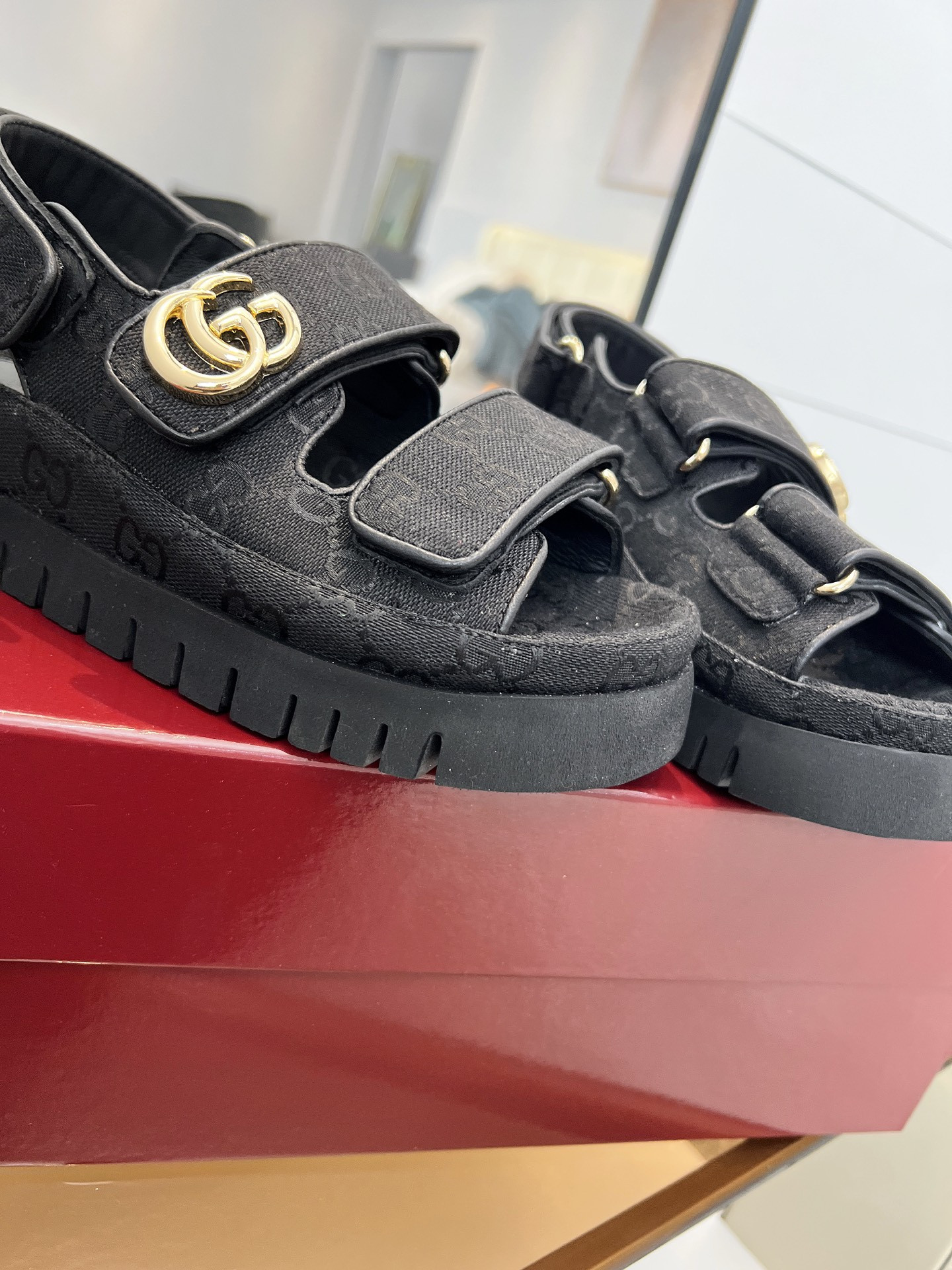 G*u*i sandals