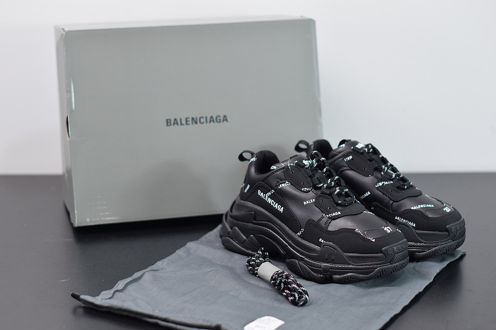 BC TRIPLE S TRAINER  524039 W06E2 2020