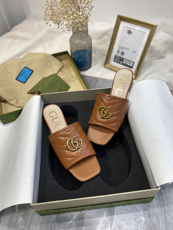 G*u*i sandals
