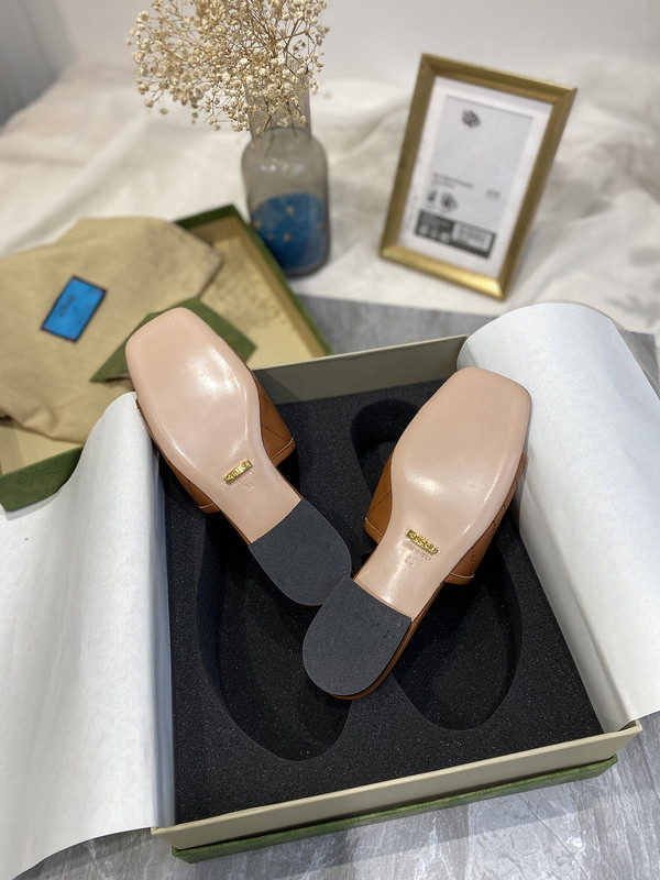 G*u*i sandals
