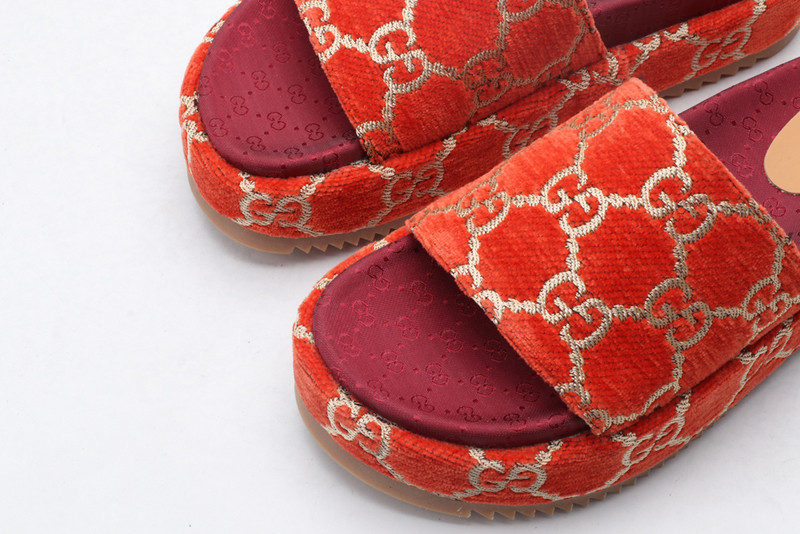 G*u*i sandals