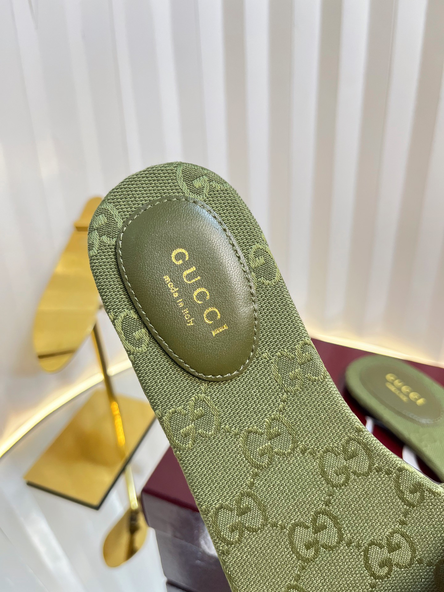 G*u*i sandals