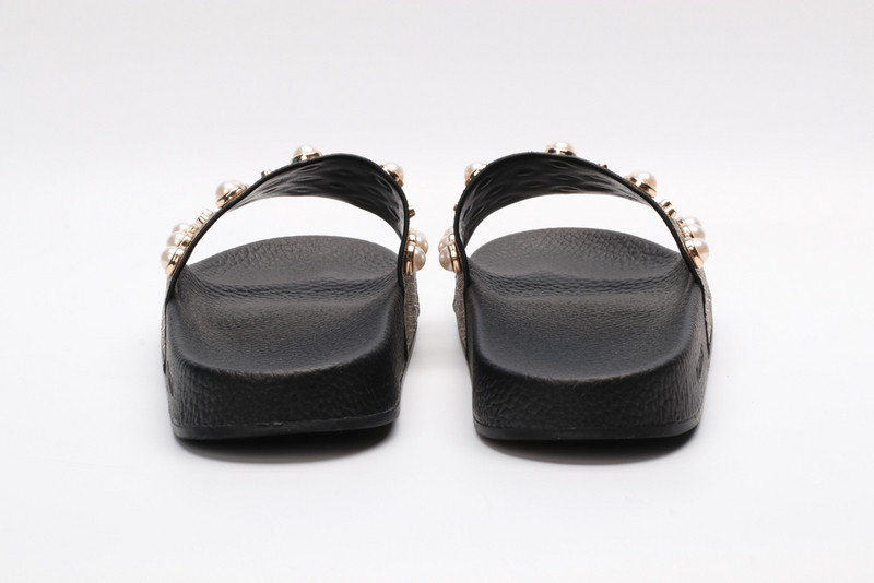 G*u*i sandals