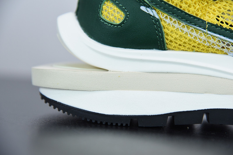 NIKE SACAI X VAPORWAFFLE 
