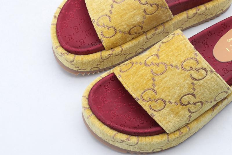 G*u*i sandals