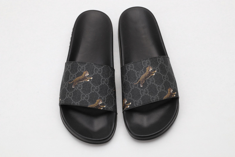 G*u*i sandals