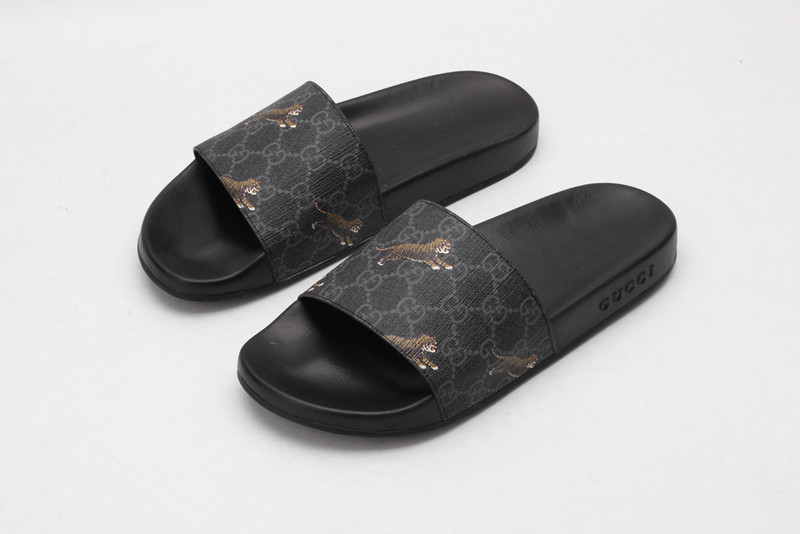 G*u*i sandals