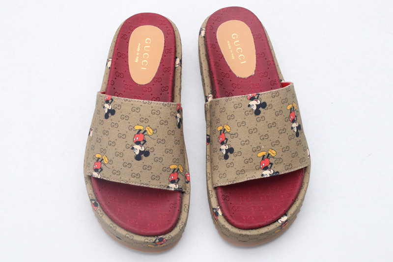 G*u*i sandals