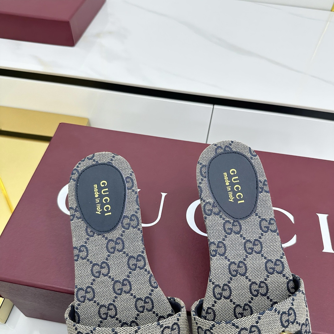 G*u*i sandals