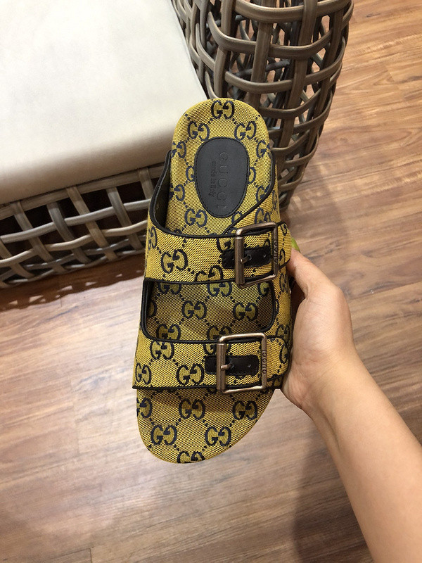 G*u*i sandals