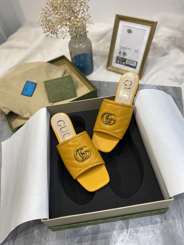 G*u*i sandals