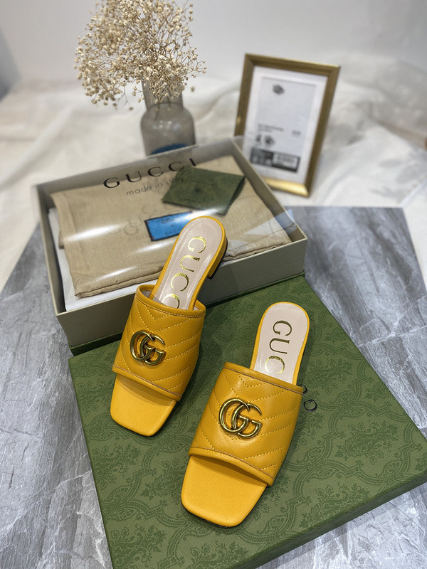 G*u*i sandals