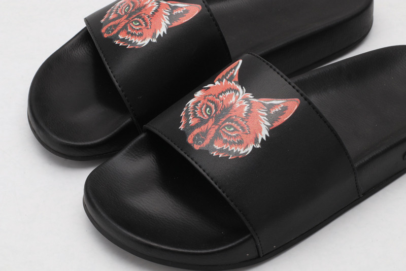 G*u*i sandals