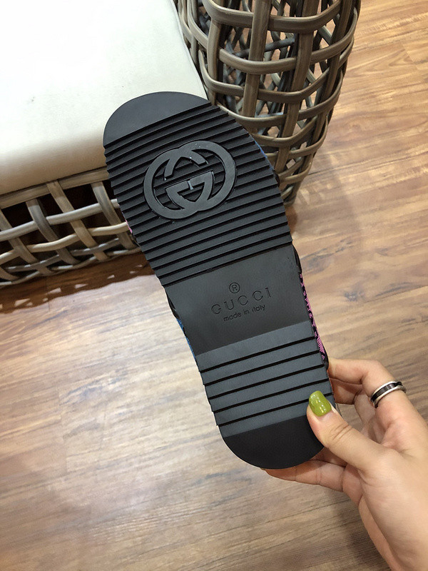 G*u*i sandals