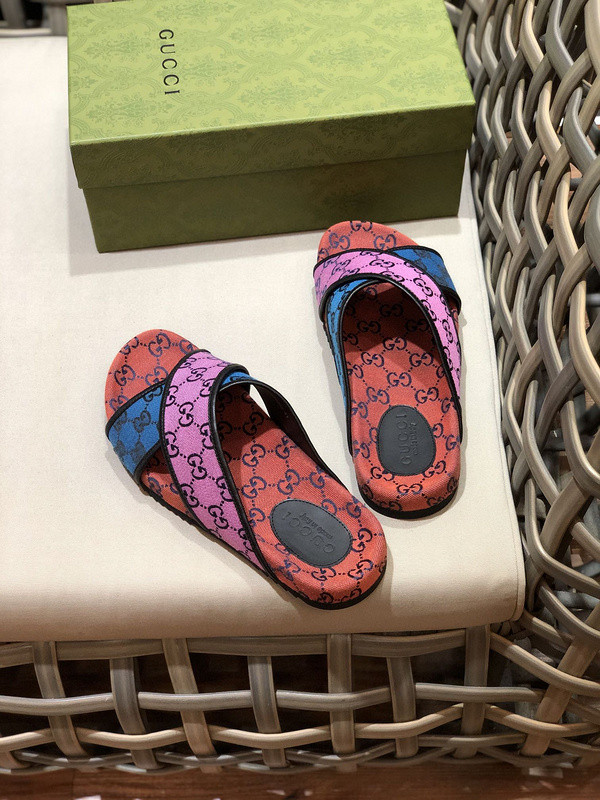 G*u*i sandals