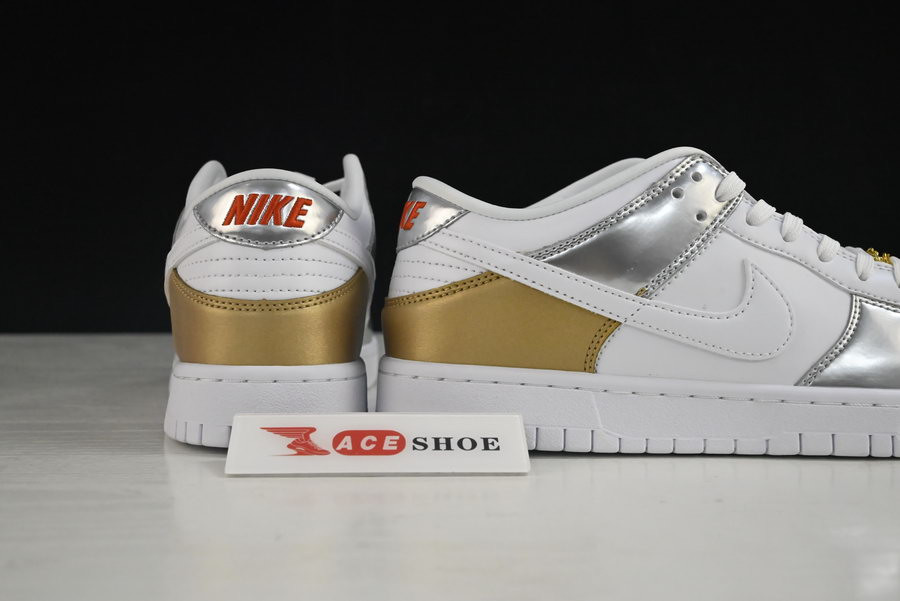 NIKE WMNS DUNK LOW SE 
