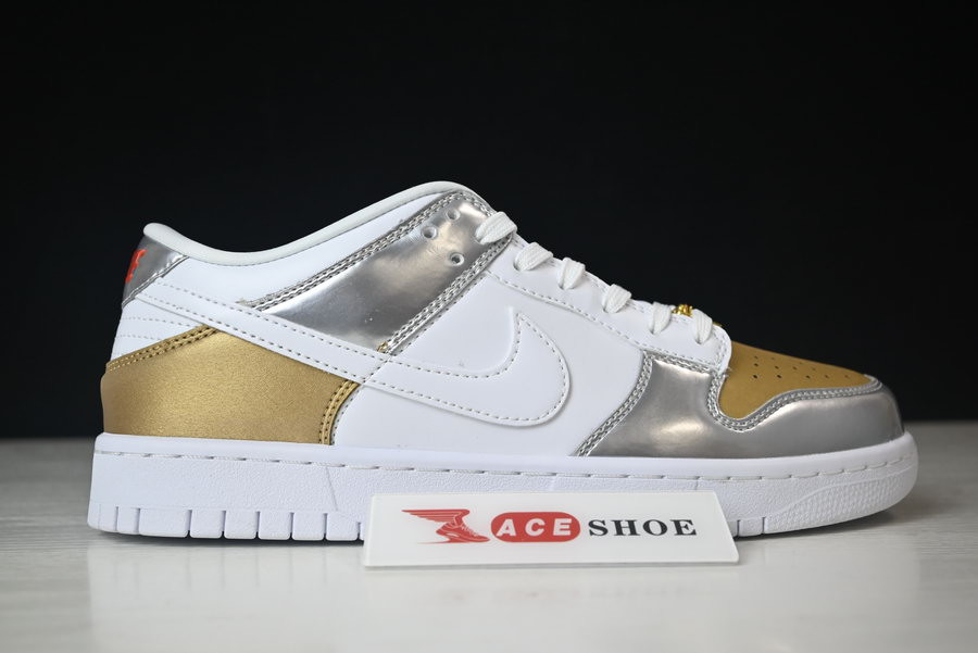 NIKE WMNS DUNK LOW SE 