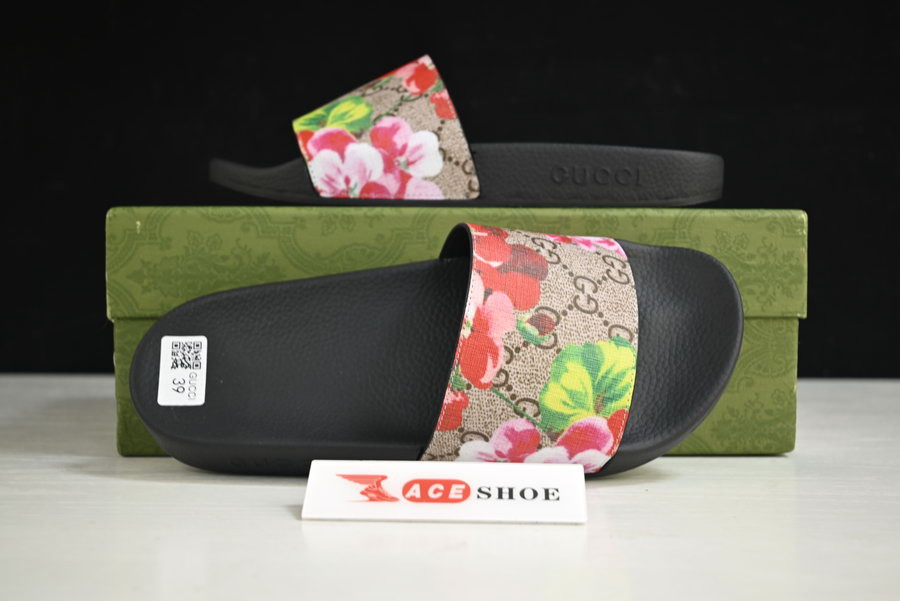 G*u*i sandals