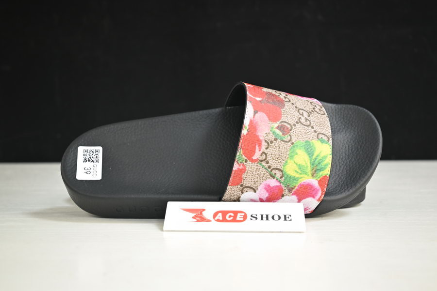 G*u*i sandals