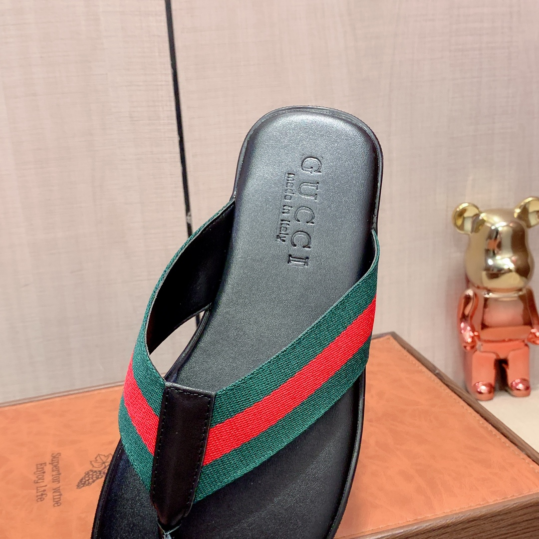G*u*i sandals
