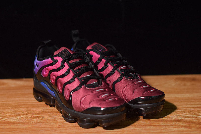 NIKE AIR VAPORMAX PLUS 
