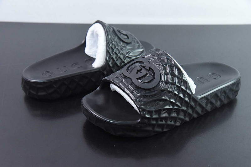 G*u*i sandals