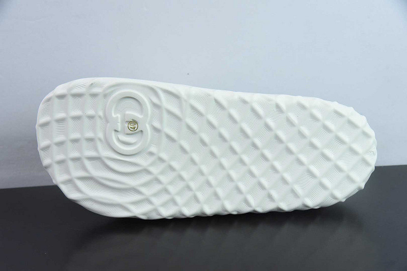 G*u*i sandals