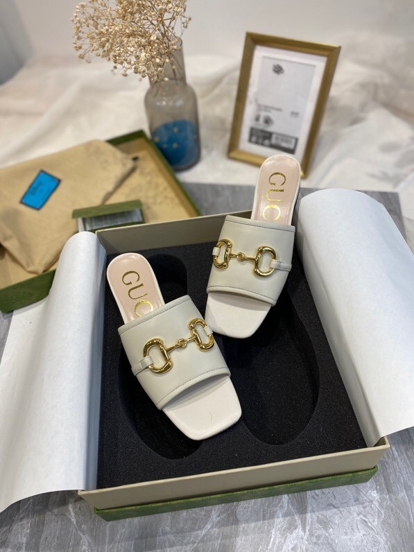 G*u*i sandals