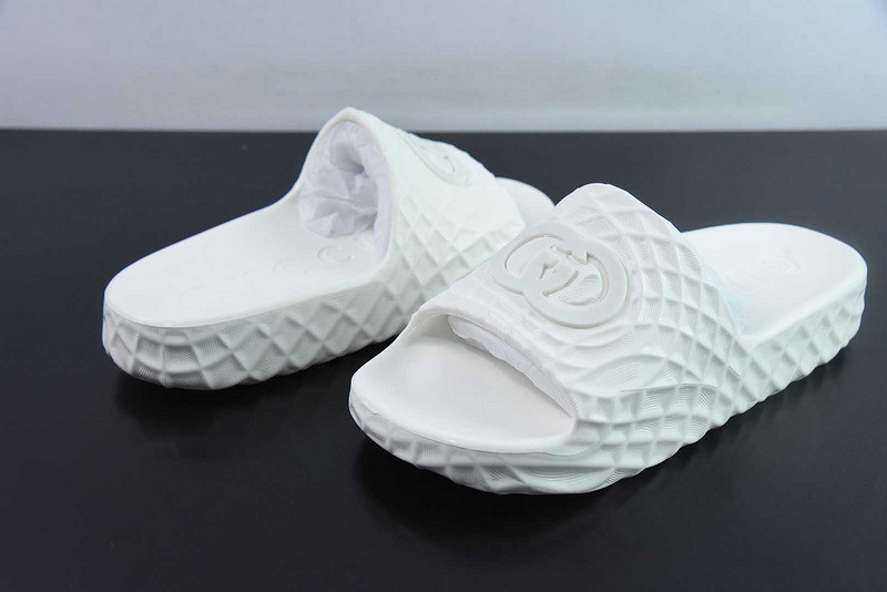 G*u*i sandals