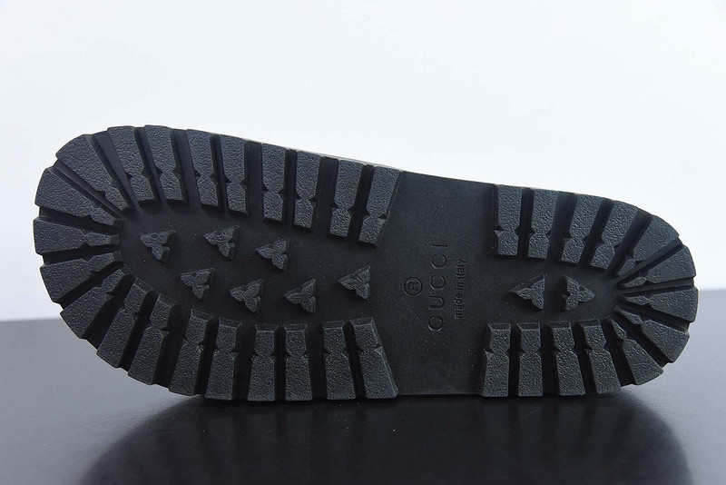 G*u*i sandals