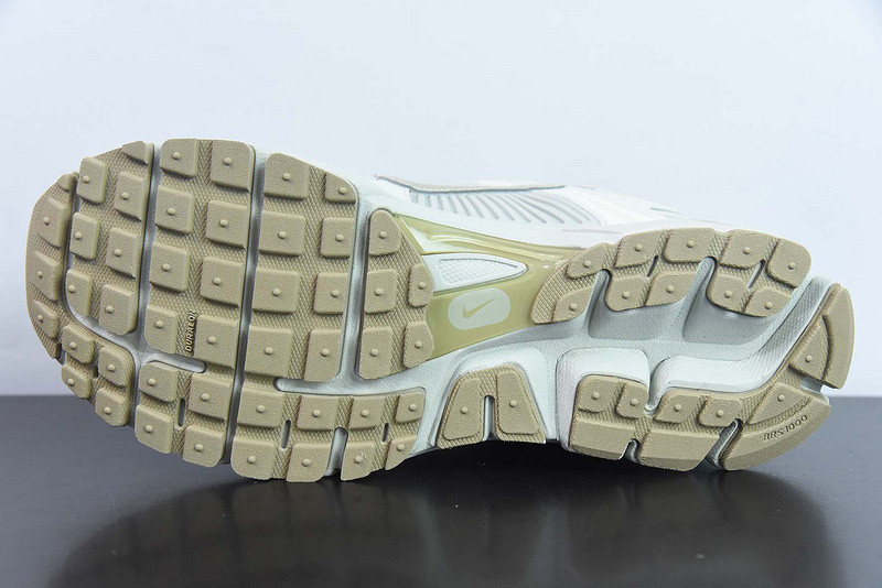 Nike Zoom Vomero 5 "Light Bone" FJ7694-020