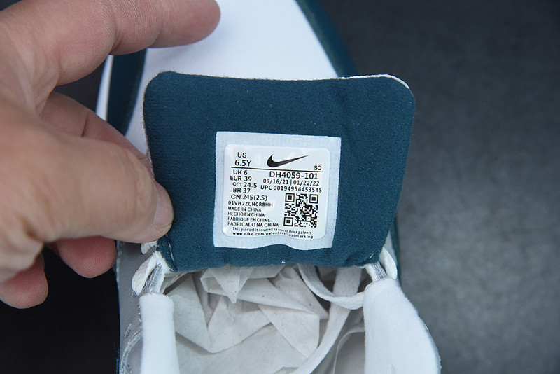 NIKE AIR MAX 1 LV8 