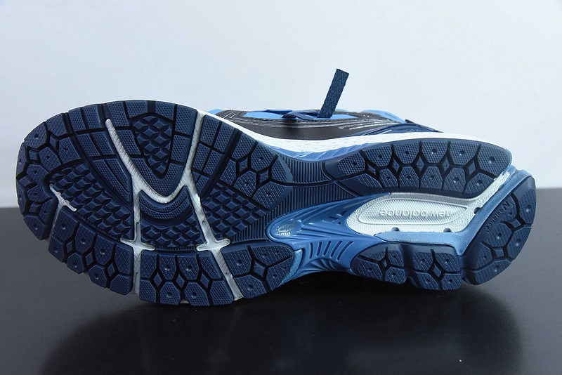 NEW BALANCE SNEAKER