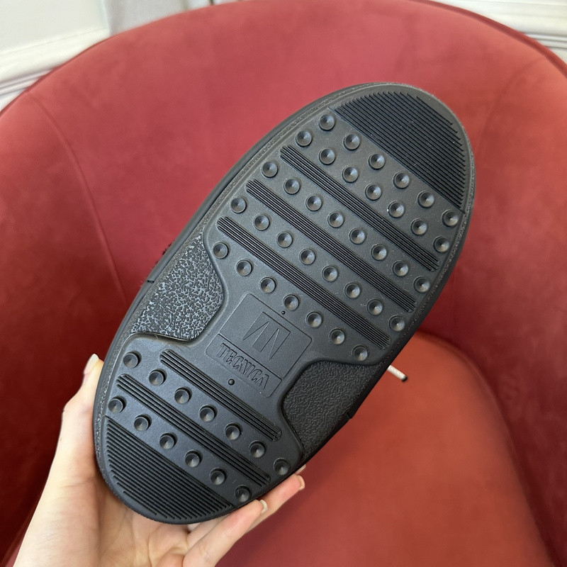 mOON bOOT