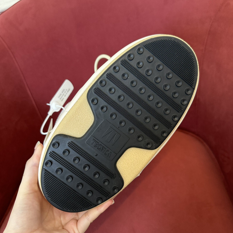 mOON bOOT