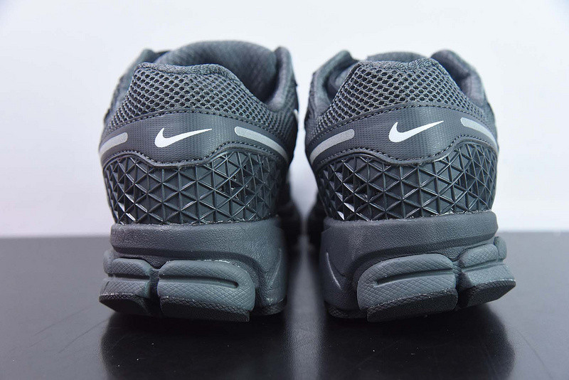 Nike Air Zoom Vomero 5