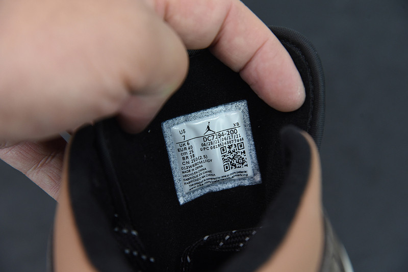 AIR JORDAN 1 MID SE 