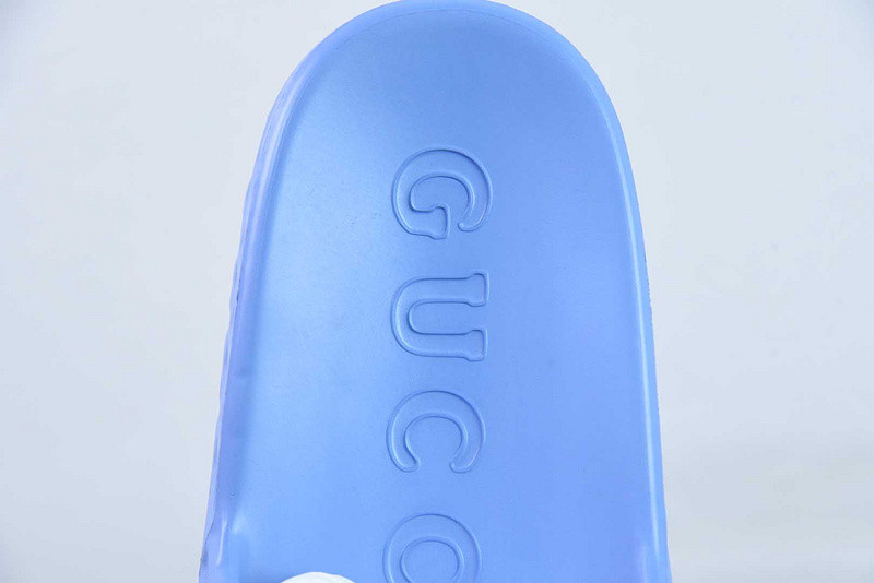 G*u*i sandals