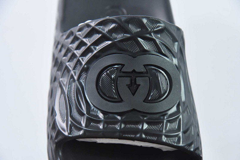G*u*i sandals