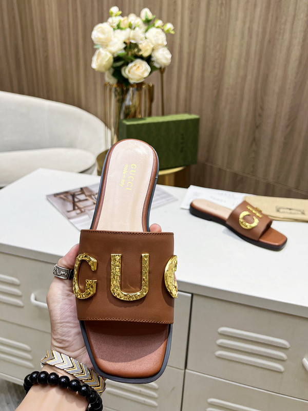 G*u*i sandals