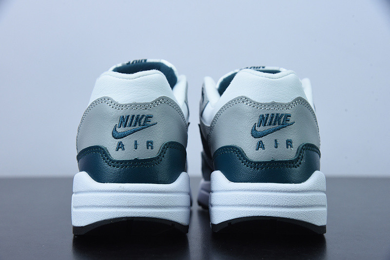 NIKE AIR MAX 1 LV8 