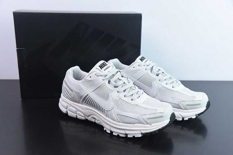 Nike Air Zoom Vomero 5 
