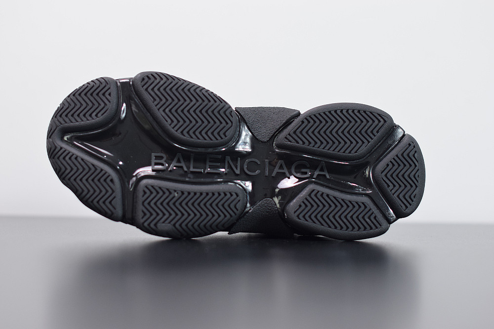 BC TRIPLE S TRAINER  524039 W06E2 2020