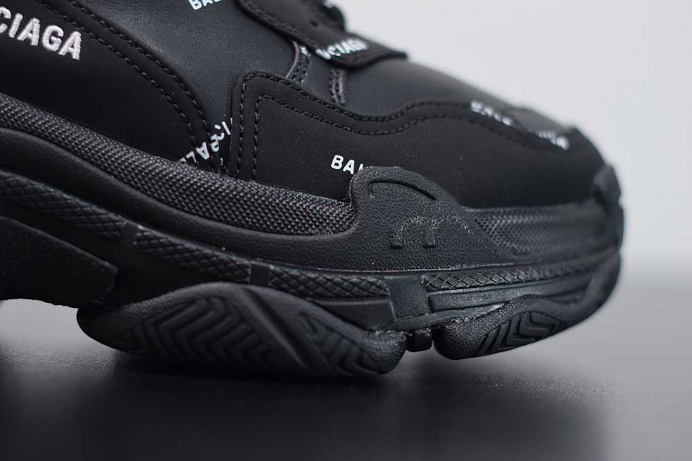 BC TRIPLE S TRAINER  524039 W06E2 2020